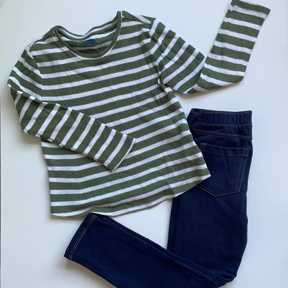 Cute outfit good for a comfy day/play!